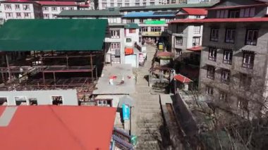 Geleneksel Nepal Köyünün Hava Görüntüsü, Taş Mimari ve Günlük Yaşamın Vurgulanması.