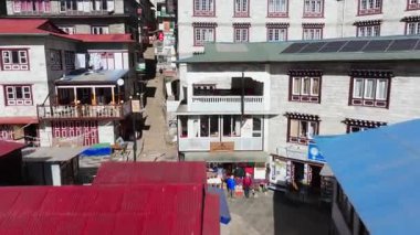 Geleneksel Mimari ve Modern Güneş Panellerini Işıklandıran Nepal Köyündeki Taş Binaların Havadan Görünümü.