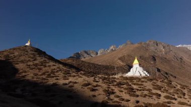 Nepal 'in görkemli dağlarının ortasındaki Stupas' ın göz kamaştırıcı manzarası sabahın erken saatlerindeki huzuru yakalıyor..