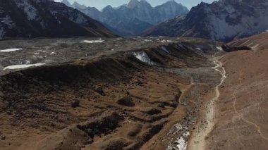 Himalayalar, Nepal 'deki bir buzul vadisinin havadan görünüşü, Karla kaplı dağları ve Serene Nehri' ni aydınlatıyor..