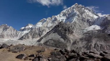 Nepal 'de karla kaplı görkemli bir dağ sırasının havadan görünüşü Himalayaların engebeli güzelliğini vurguluyor..