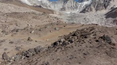 Nepal 'deki uzak bir dağ vadisinin havadan görünüşü, karla kaplı tepeler ve geniş bir buzulun görüntüsü..