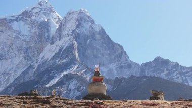 Nepal 'deki görkemli karlı dağların arka planına karşı sersemletici bir manzara..