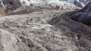 Nepal 'de karla kaplı bir dağ sırasının hava görüntüsü geniş bir buzul vadisini ve engebeli araziyi gözler önüne seriyor..