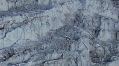 Himalayalar 'daki bir buzulun hava görüntüsü, Görkemli Buz oluşumlarını ve Crevass' ları yakalıyor..