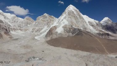 Nepal 'deki uzak bir dağ vadisinde, karla kaplı tepeler ve helikopter iniş pisti var..
