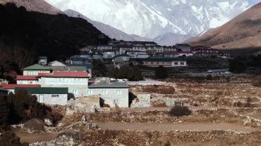 Geleneksel evler ve karla kaplı tepelerin yer aldığı sakin Himalaya yerleşiminin gökyüzüne doğru ele geçirilmesi.