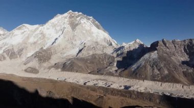 Nepal 'de karla kaplı görkemli bir dağ sırasının havadan görünüşü Himalayaların el değmemiş güzelliğini vurguluyor..