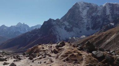 Yürüyüşçüler Nepal 'in görkemli Himalayaları' nda Karla kaplı tepelerin ve duaların dinginliğini yakalıyorlar..