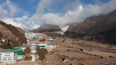 İzole edilmiş Himalaya yerleşiminin insansız hava araçlarıyla ele geçirilmesi, geleneksel zanaatkarlığı ve yüksek kar örtülü zirveleri vurguluyor.
