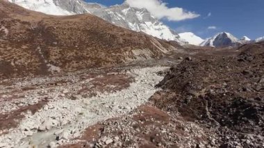 Himalayalar 'da Nepal' deki bir buzul yatağının hava görüntüsü, Görkemli Karlı Dağlar ve Rocky Arazisi.
