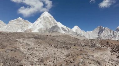Nepal 'deki kar örtülü dağların hava görüntüsü, Görkemli Buzul ve Rocky Arazisini vurguluyor.