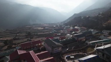 Himalayalar 'daki uzak bir Nepal köyünün havadan görünüşü. Geleneksel mimari ve geniş bir dağ sırasına sahip..