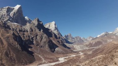 Nepal 'deki kar örtülü dağların hava görüntüsü, Görkemli Manzarayı ve Nehir yatağını vurguluyor.