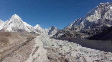 Nepal 'in Himalayaları' ndaki görkemli bir buzul vadisinin havadan görünüşü, yükselen kar tepeli dağlar ve engebeli araziler..