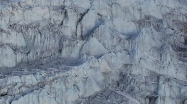 Himalayalar 'daki bir buzulun hava görüntüsü, Görkemli Buz oluşumlarını ve Crevass' ları yakalıyor..