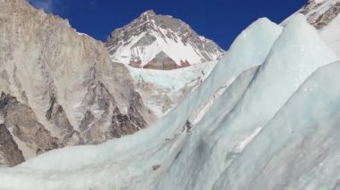Nepal 'deki Karlı Dağ' ın Hava Görüntüsü Buzulları ve Rocky Arazisini Vurguluyor.