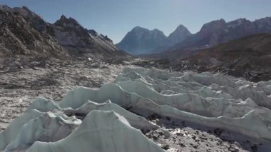 Himalayalar 'daki bir buzulun havadan görünüşü Nepal dağlarının engebeli güzelliğini gözler önüne seriyor..
