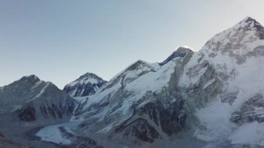 Nepal 'deki Himalayalar' ın görkemli karlı dağlarının hava görüntüsü, sabahın erken saatlerinde açık gökyüzü ile çekildi..