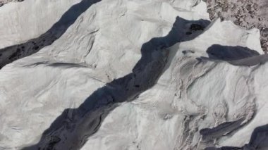 Nepal 'in Himalayaları' ndaki bir buzulun görkemli dağ manzarasını aydınlatan hava manzarası..