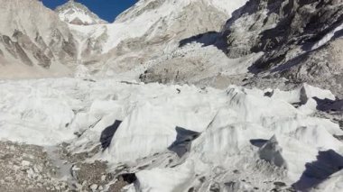 Nepal 'de karla kaplı bir dağ sırasının havadan görünüşü buzulun ve engebeli arazinin enginliğini vurguluyor..
