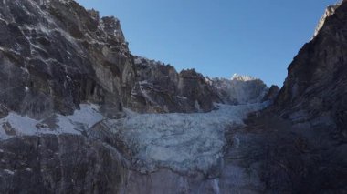 Nepal 'in Himalayalarında yuva yapmış görkemli bir buzulun havadan görünüşü doğanın saf güzelliğini ve engebeli araziyi gözler önüne seriyor..