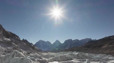 Nepal Himalayaları 'ndaki Buzul Vadisi' nin Havadan Görüntüsü, Karla Kaplanmış Tepeler ve Rocky Arazisi.