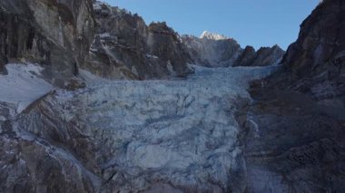 Nepal 'in Himalayalarında yuva yapmış görkemli bir buzulun hava manzarası dağlık arazinin engebeli güzelliğini gözler önüne seriyor..