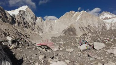 Himalayalar 'daki Buzul Vadisi' nin Havadan Görünümü 'nde kar kaplı dağlar ve Dua Bayrakları yer alıyor..