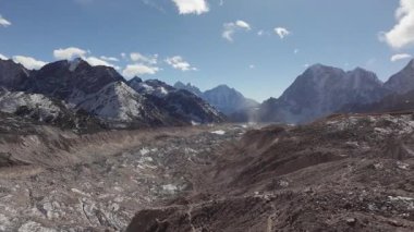 Nepal Himalayaları 'ndaki Buzul Vadisi' nin Havadan Görüntüsü, Karla kaplı Dağlar ve Rocky Arazisi.