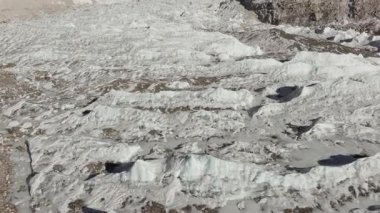 Nepal 'in karlı dağlarında yuva yapmış engin bir buzulun hava manzarası Himalaya manzarasının engebeli güzelliğini vurguluyor..