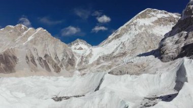 Himalayalar 'daki görkemli bir buzul vadisinin havadan görünüşü karla kaplı dağları ve engebeli araziyi gözler önüne seriyor..