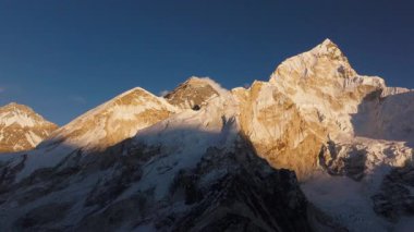 Nepal 'deki Karlı Dağların Üzerinde Altın Gün Doğumu Himalayaların Görkemli Güzelliğini Yakalıyor.