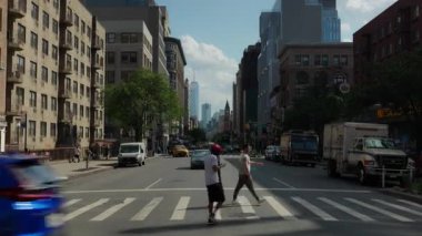 Arka planda bir Dünya Ticaret Merkezi 'nin yer aldığı, yaya geçişleriyle dolu New York Caddesi..