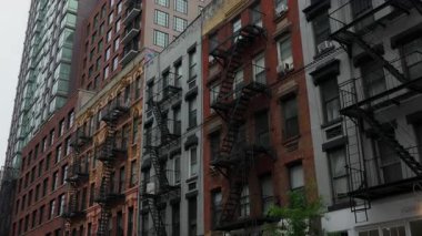 Manhattan 'ın Yangın Kaçışları: New York' un Durağan Görünümü İkonik Mimarinin Ortası Bulutlu Gökyüzü.