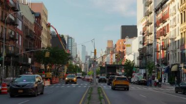 Hareketli bir New York sokağı ikonik mimarisi ve canlı atmosferiyle şehir hayatının özünü yakalıyor..