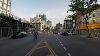 Hareketli bir New York sokağı ikonik gökdelenleri ve canlı atmosferiyle şehir hayatının özünü yakalıyor..