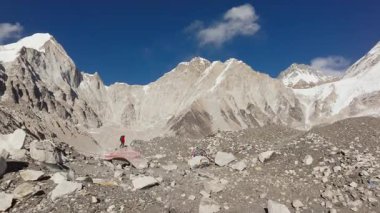 Everest Ana Kampı 'nın Hava Görüntüsü: Himalayalar' ın Nepal Dağları 'nda Görkemli Yolculuk.