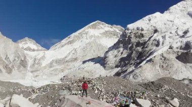 Nepal 'in uzak dağlık bir bölgesinin havadan görünüşü, karla kaplı zirveler ve bir buzulun olduğu, yalnız bir yürüyüşçünün nefes kesici manzarayı yakaladığı yer..
