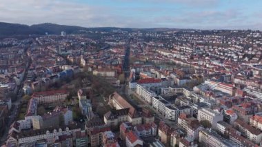 Stuttgart şehir manzarası kentsel mimari düzeni, sokak ağlarını, tepeden görünen yeşil alanları, konut bölgelerini gösteriyor.