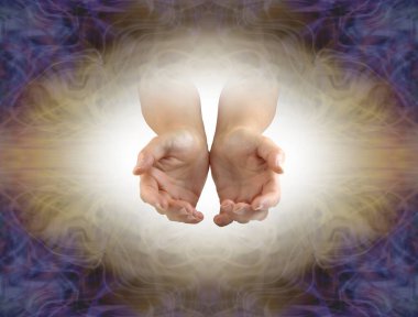 Sevgi ve kutsanmış şifa konsepti yollamak - oval altın sarısı enerji formasyonuna yerleştirilmiş, zengin mor sınırları olan ve ruhsal duvar sanatı için ideal olan kadın elleri.