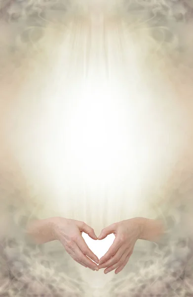 Altın Kalp Eller Ruhsal Şifa Sertifikası Şablonu Eller Kalp Şeklini — Stok fotoğraf