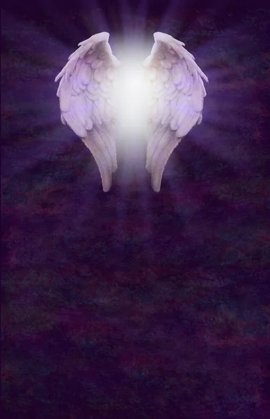 素朴な天使の祝福メッセージ バナー右A4 濃い紫色の石のテクスチャの背景に白い光のバーストで天使の翼のペアをコピースペースを下に — ストック写真