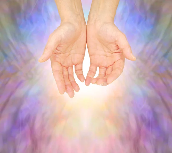 Reiki Therapeutin Lichtarbeiterin Bietet Ihnen Heilung Weibliche Offene Handflächen Mit — Stockfoto
