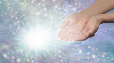 Uzak Şifacı Yüksek Titreşimli Girdap İyileştirici gönderiyor - soluk mavi arkaplan vorteksli beyaz ışık, dağınık ışıltılar ve sol tarafta kopyalama alanı ile