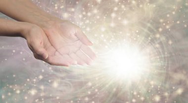 Uzaktan Şifacı Yüksek Titreşimli Girdap Şifa Gönderiyor- soluk altın arkaplan vorteksli beyaz ışık, ışıltı ve kopyalama alanı sağ tarafta