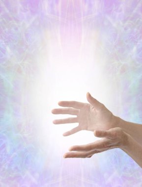 Faith Healers duyuru şablonu - açık eller ve beyaz ışık her yerde fotokopi alanı ile güzel, yumuşak renkli ruhani arka plan iyileştirme teması reklamı için ideal 