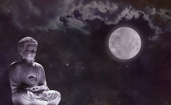 月明かりの中で平和的に瞑想 雲と蓮の位置と暗い夜空の満月仏像は 招待状 広告や瞑想イベントの背景に理想的なコピーのためのスペースと左側に座って — ストック写真