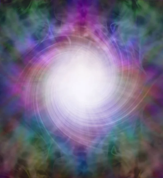美しい拡大するエネルギーの渦 霊的またはエネルギー治癒のテーマに理想的な多色のエーテルガス状の賢明な背景に対する白い螺旋状のエネルギー形態の中心にある星の球体 — ストック写真