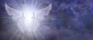 Işıldayan Gümüş Melek Işık Mesaj Şablonu - Parlak beyaz ışık ile uzanan bir çift melek kanatları mavi bir gökyüzü arasında metin alanı için kopyalama alanı ile